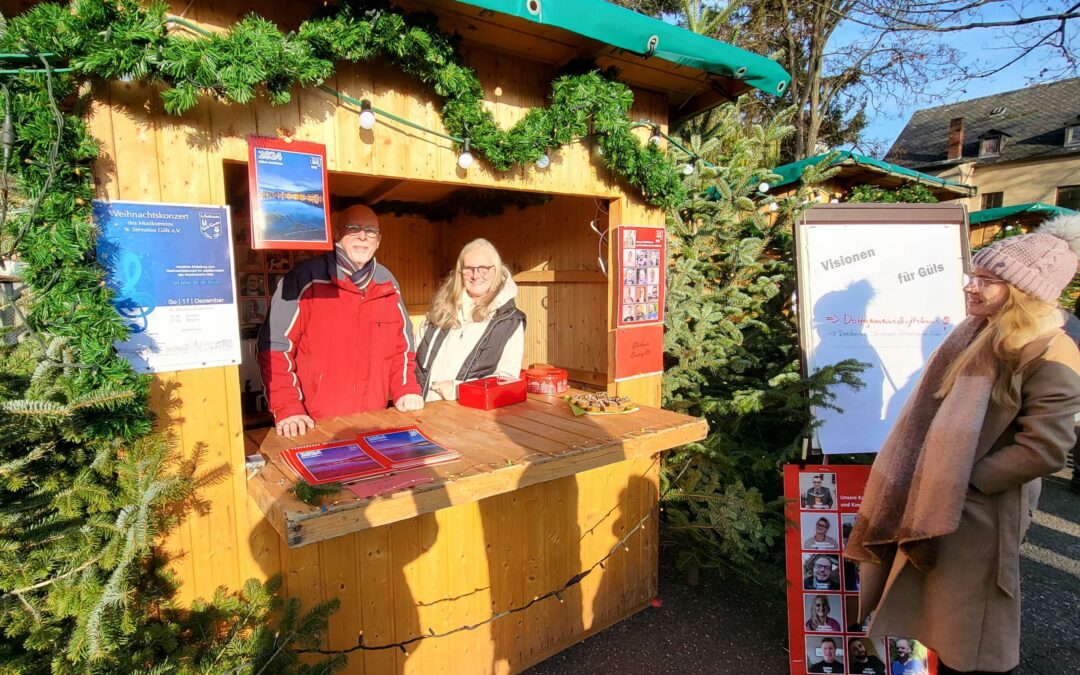 Kalender 2024 „Gülser Ansichten“ und roter Glühwein auf dem Adventsbasar